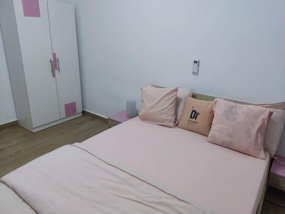 Superbe Appartement Avec Parking Gratuit Et Garde Dakar Esterno foto