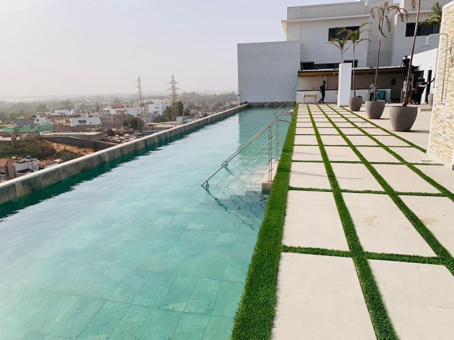 Superbe Appartement Avec Parking Gratuit Et Garde Dakar Esterno foto