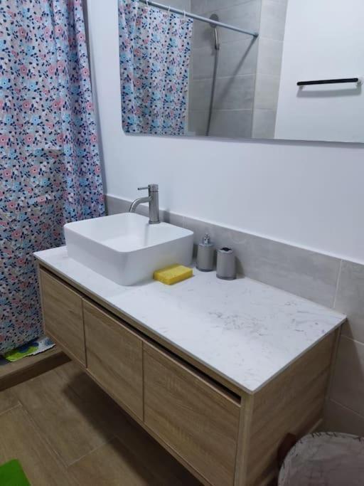 Superbe Appartement Avec Parking Gratuit Et Garde Dakar Esterno foto